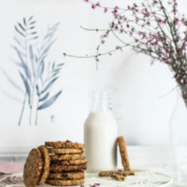 Oat drinks cookies