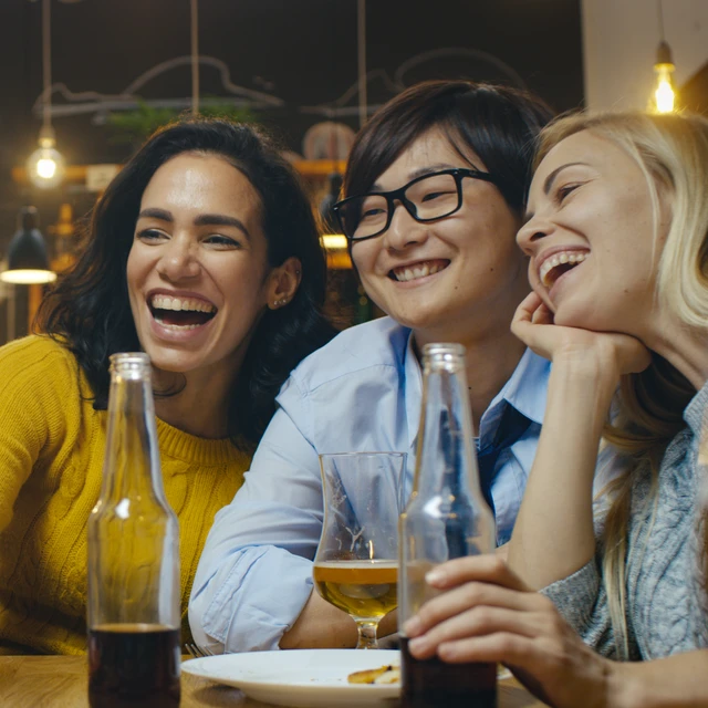 People_enjoying_their_beer