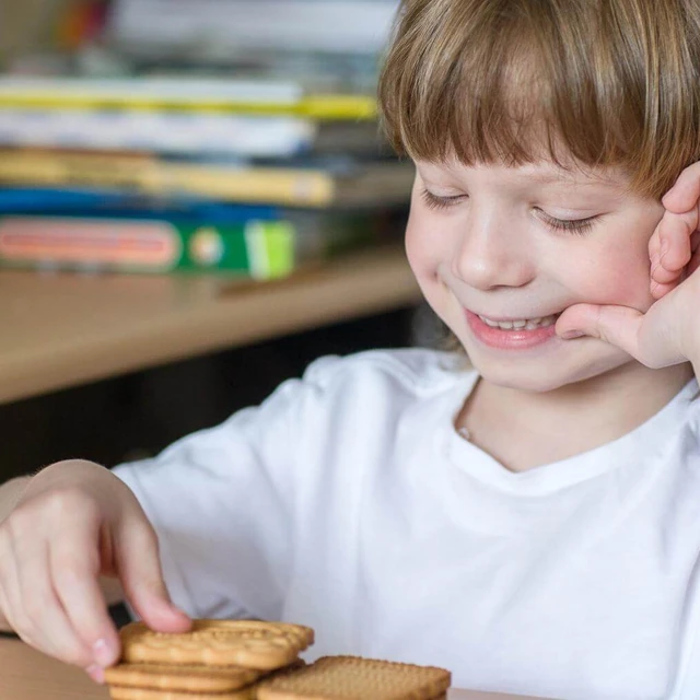 child eating biscuits with reduced acrylamide levels