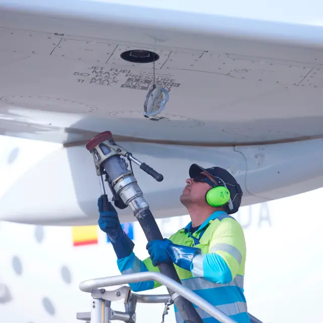 Operator refuel plane with Sustainable Aviation Fuel